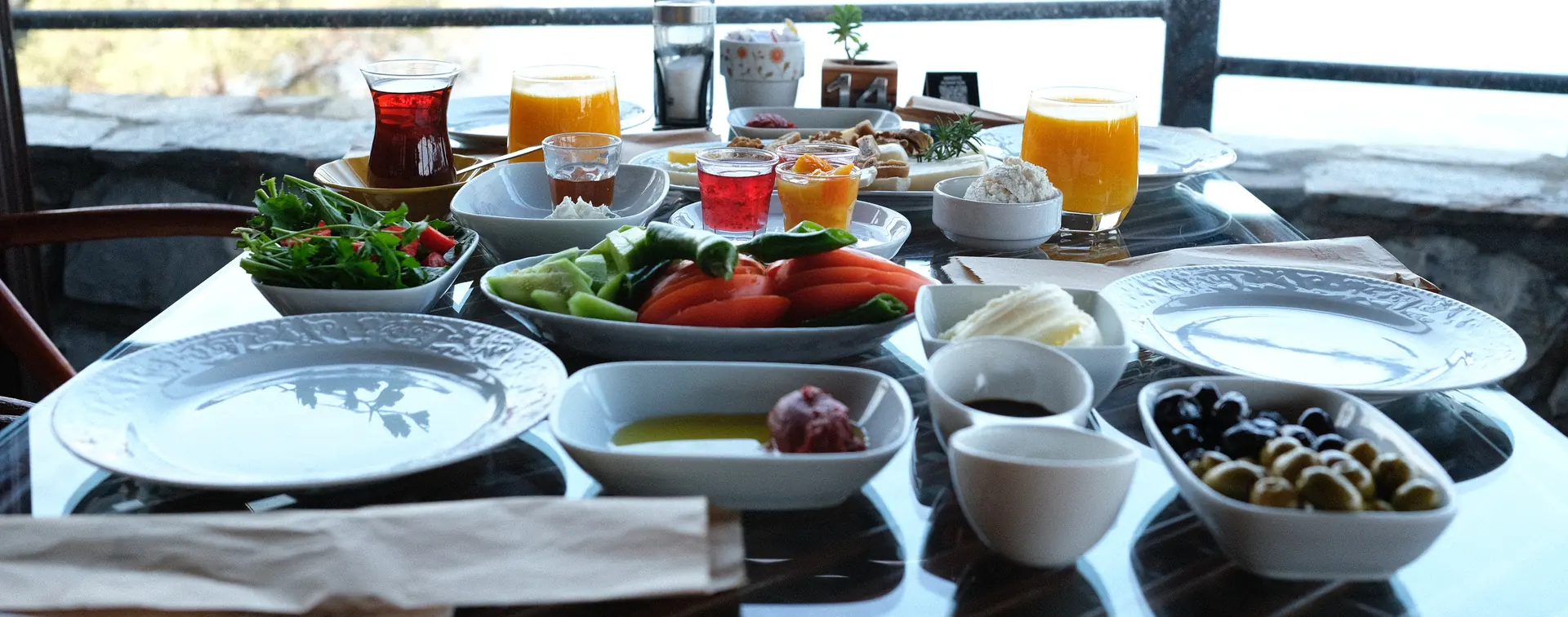 Falez Cafe serpme kahvaltı sofrası - denize karşı