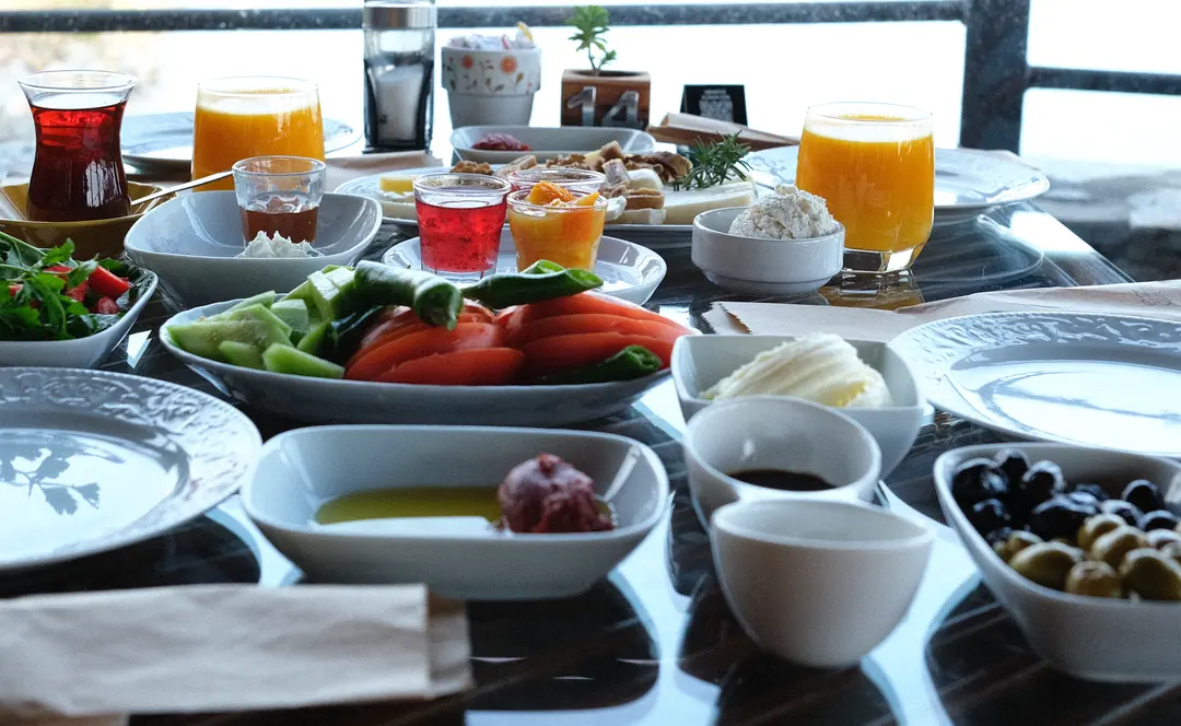 Falez Cafe serpme kahvaltı sofrası