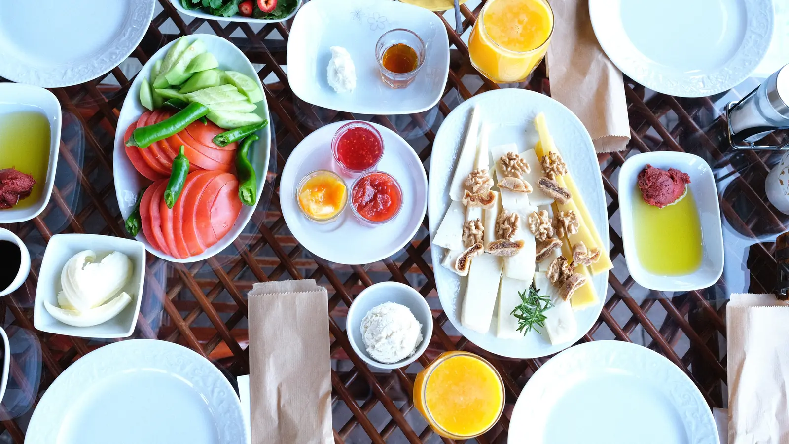 Falez Cafe Sınırsız Serpme Kahvaltı sofrası - Kumyaka, Mudanya