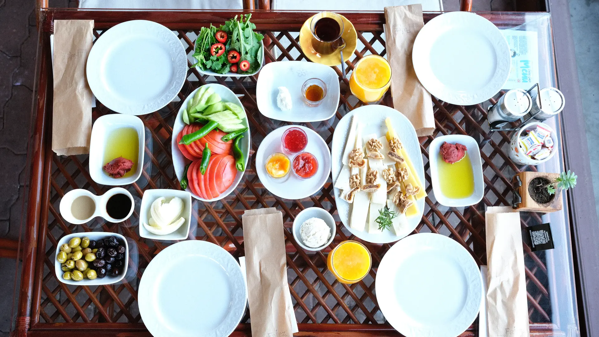 Masaya yayılan sınırsız serpme kahvaltı - Falez Cafe Kumyaka